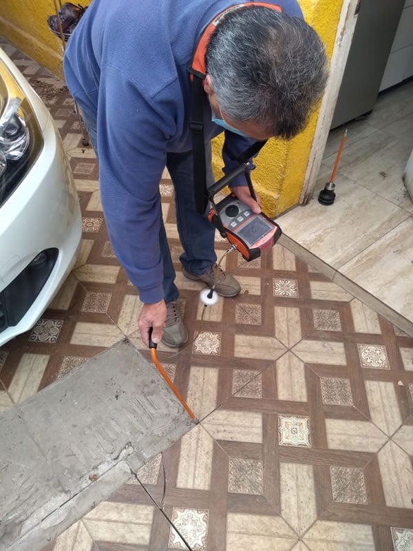 Detección con gas trazador por gasfiter fugas de agua